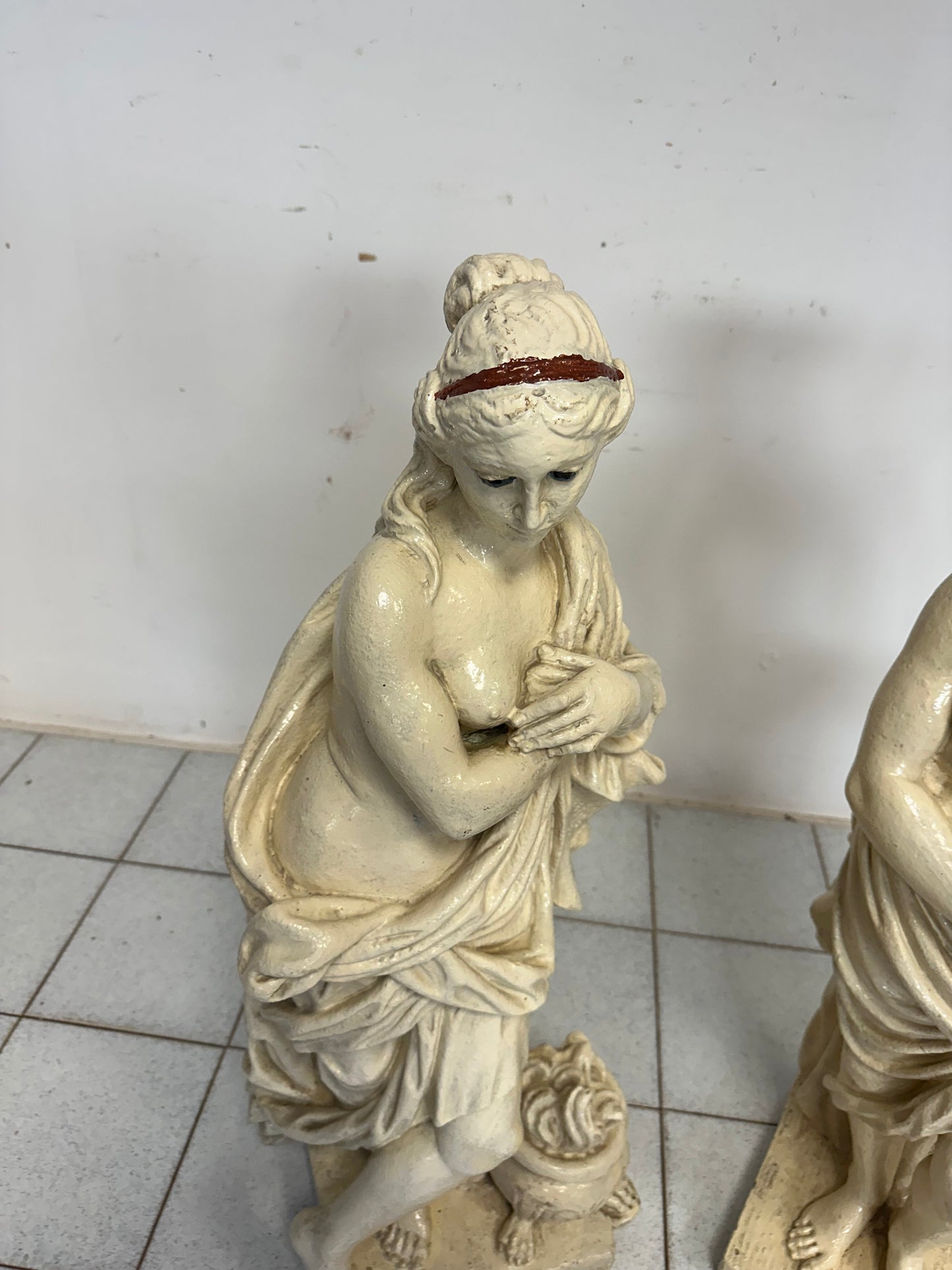 Coppia di statue in graniglia di pietra. Epoca primi 900. H 94 cm