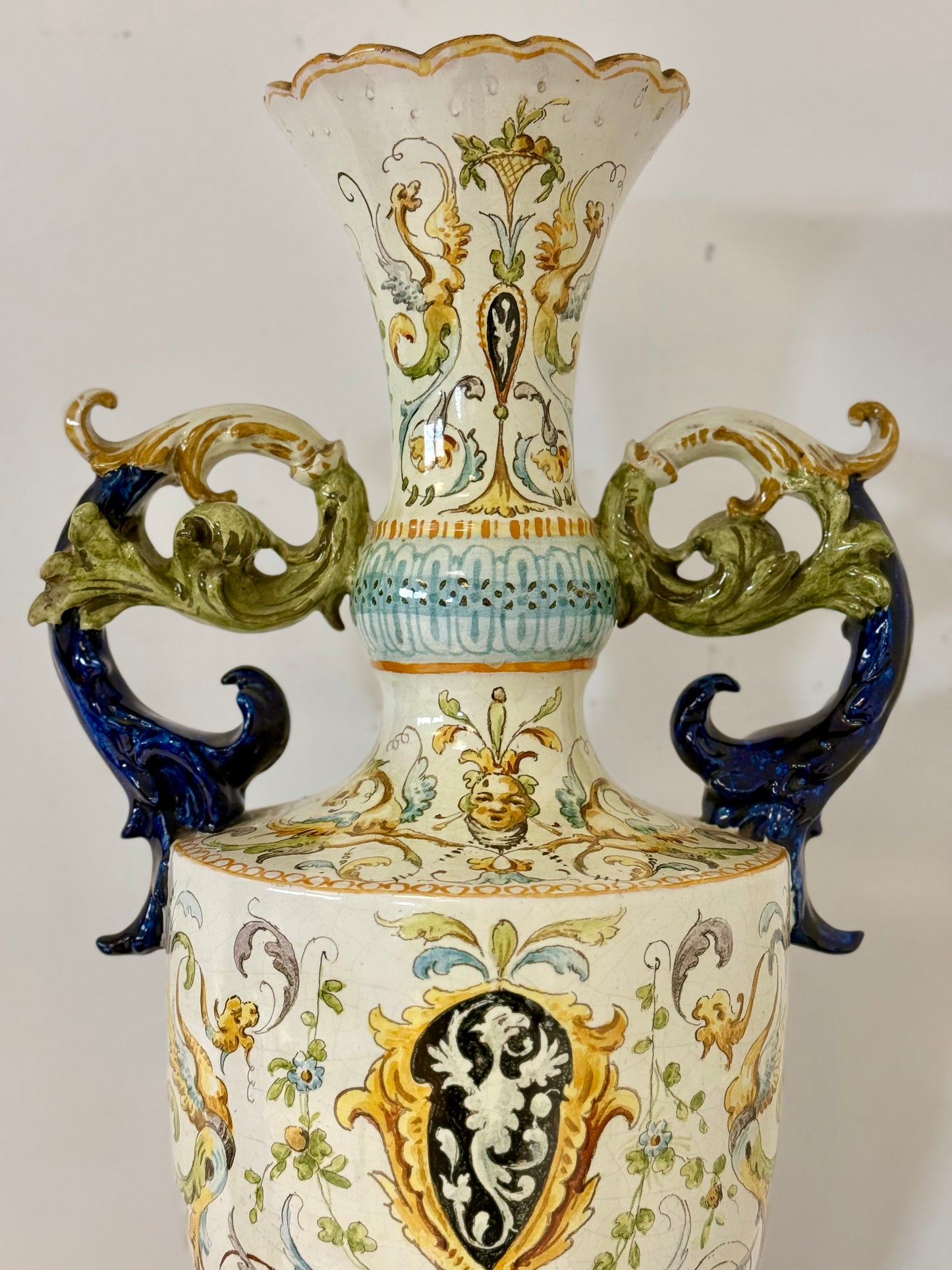 Vaso in maiolica policroma . Giovanni Mollica Napoli XIX secolo. Altezza 78 cm
