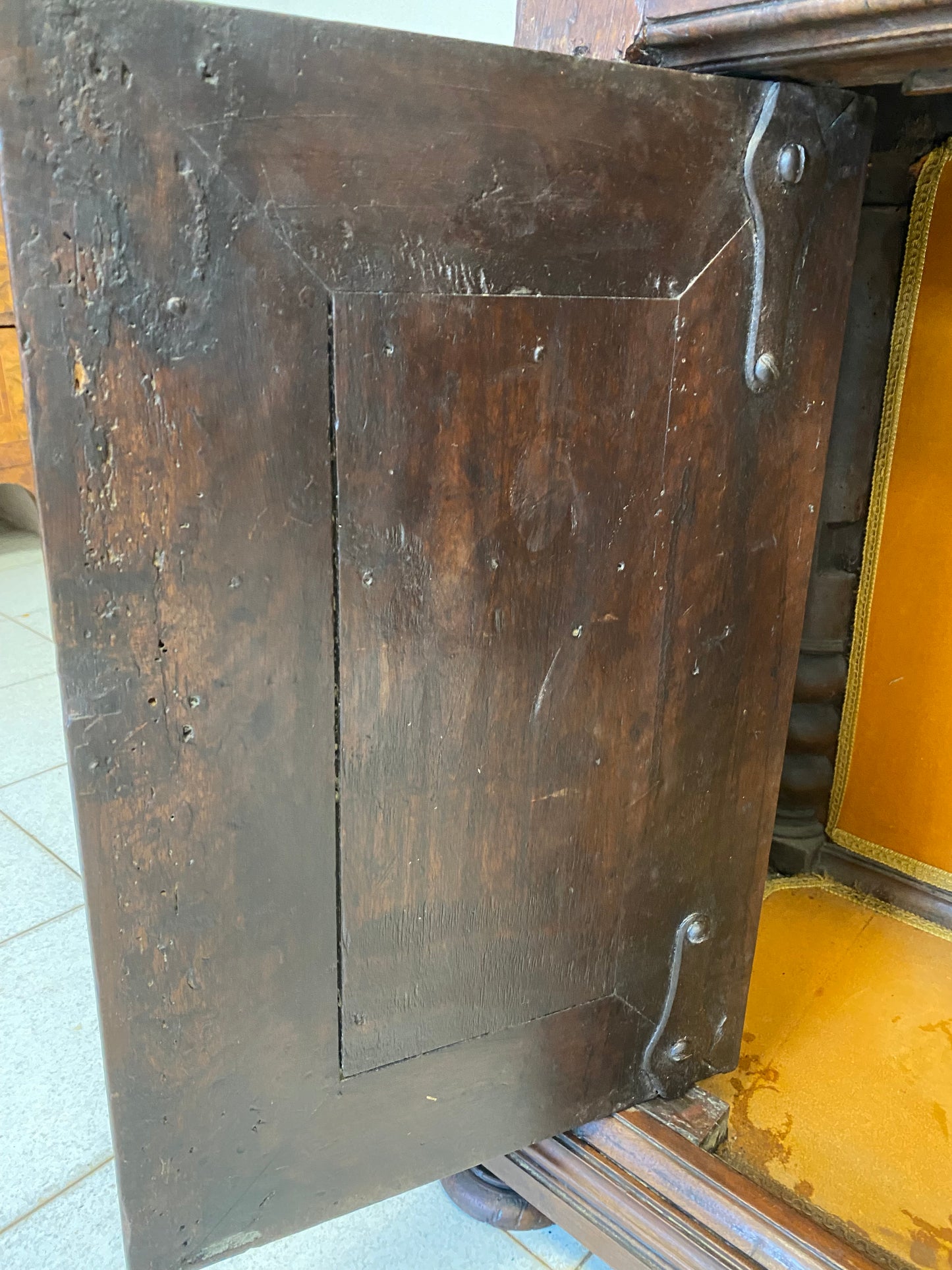 Piccola credenza in noce lombarda . XVII secolo