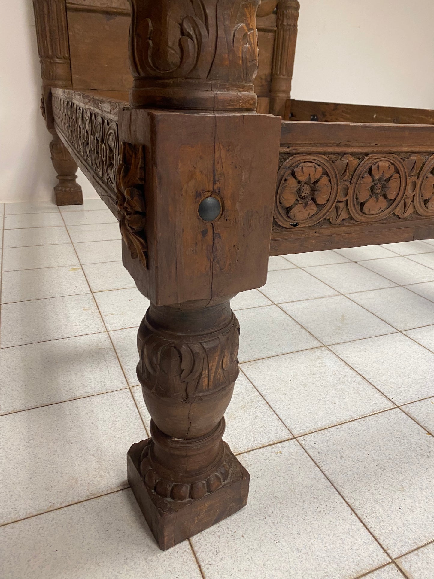 Letto lombardo a colonne in noce . XVII secolo