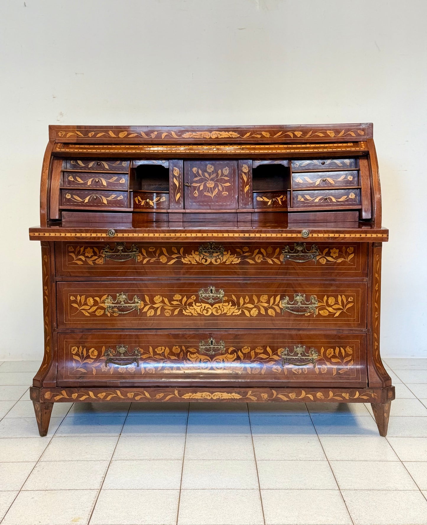 Cassettone ribalta a scrittoio . Olanda XVIII secolo