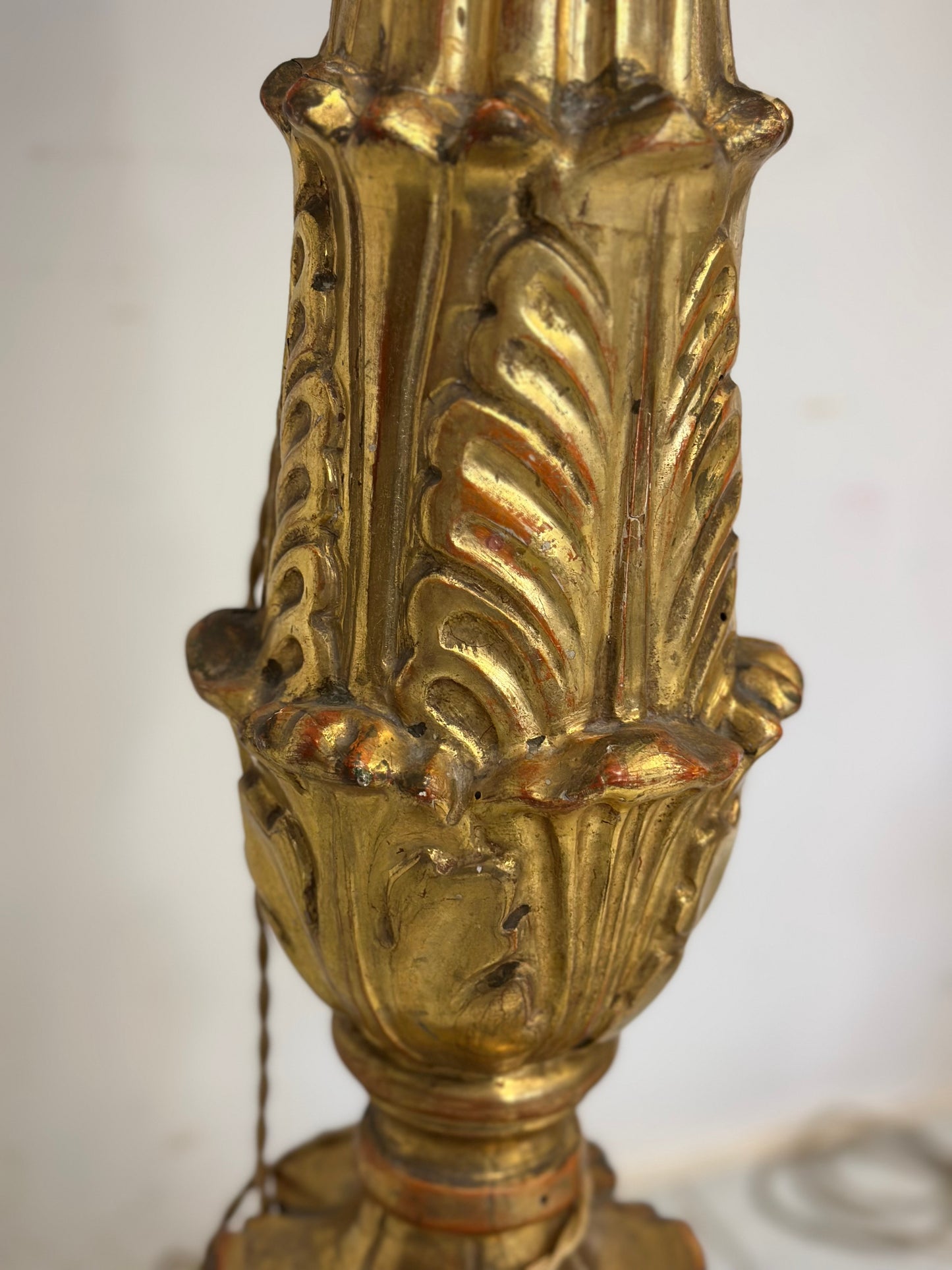 Coppia di candelieri lignei in foglia oro . Primo impero inizio 800. 170 cm