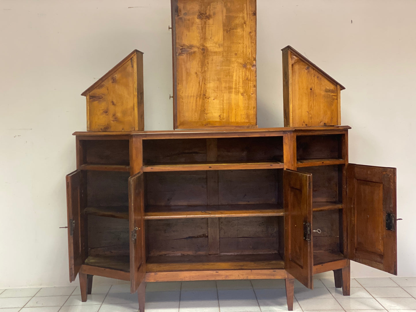 Credenza scantonata in ciliegio inizio XIX secolo .restaurata