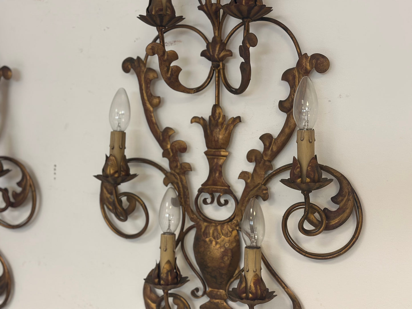 Coppia di apliques in bronzo dorato a sei fiamme. Fine 800