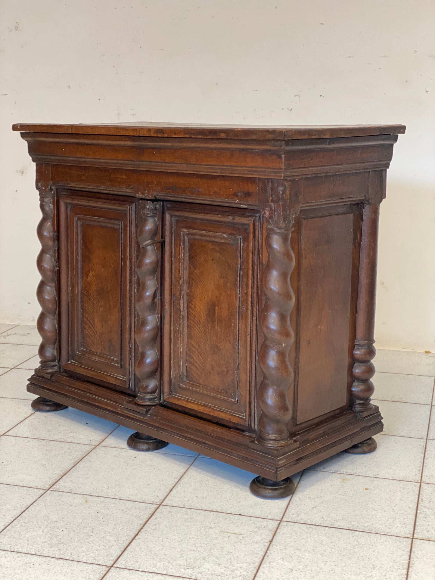 Piccola credenza in noce lombarda . XVII secolo