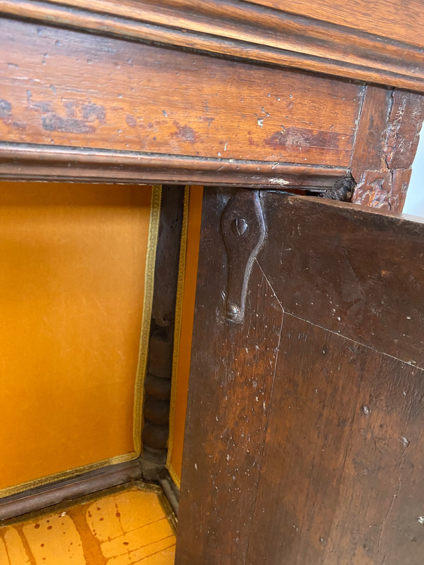 Piccola credenza in noce lombarda . XVII secolo