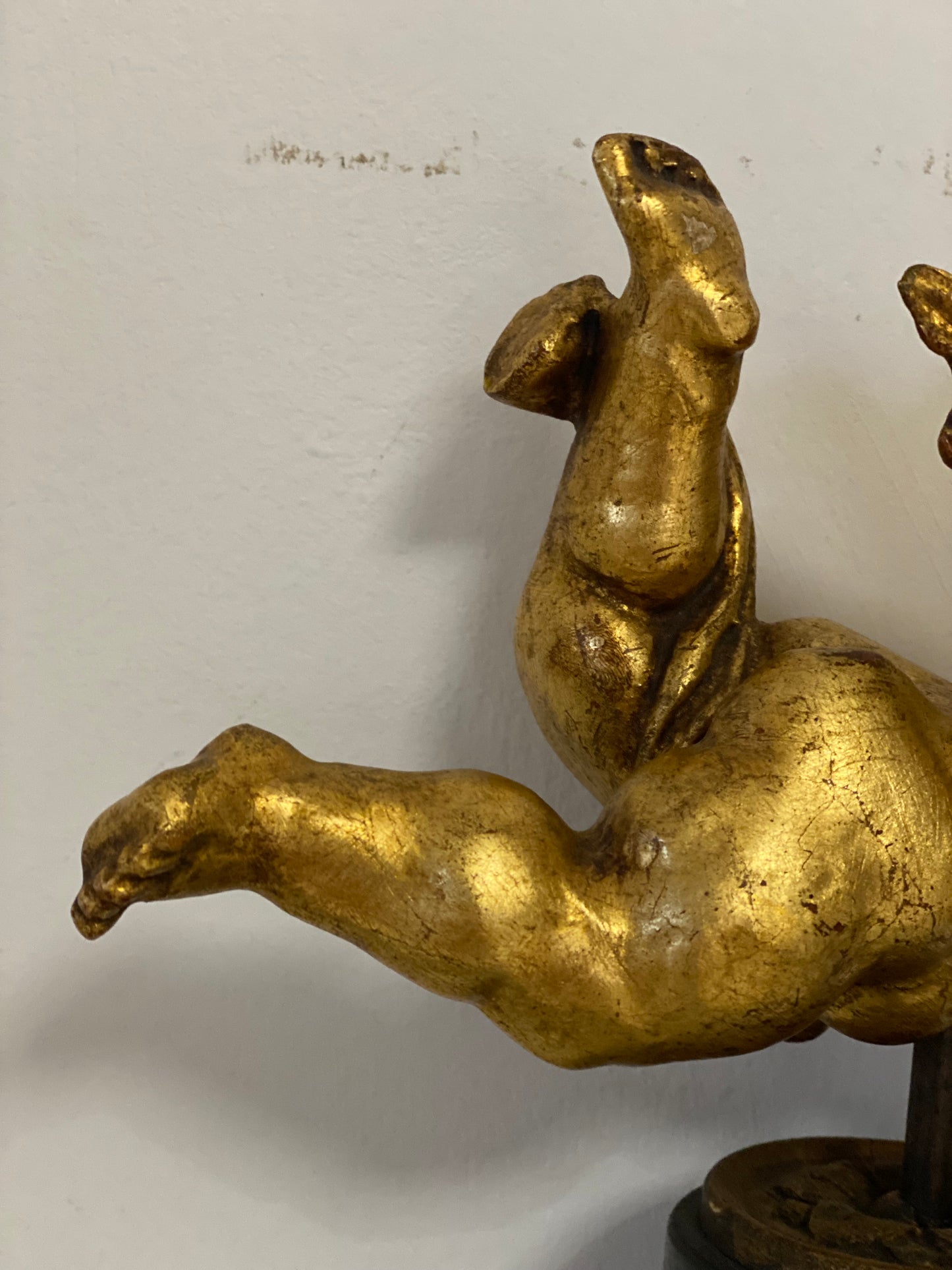 Coppia di angeli lignei in foglia oro . Fine XVIII secolo