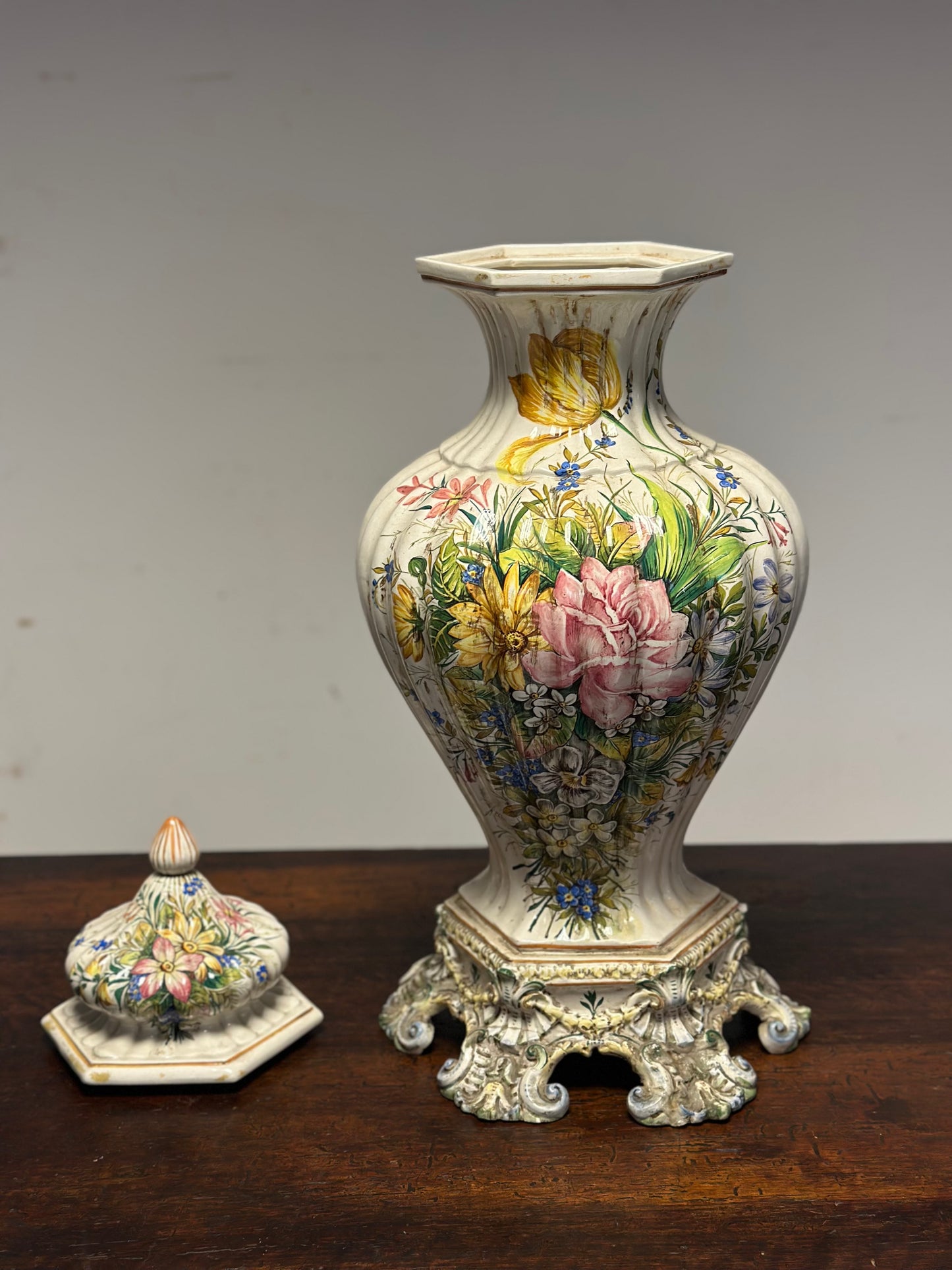 Vaso in maiolica dipinta . Bassano inizio XX secolo