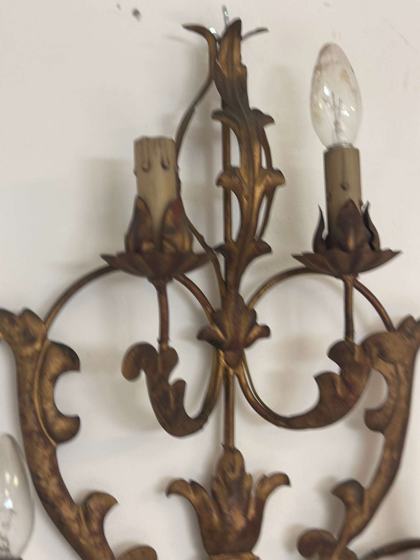 Coppia di apliques in bronzo dorato a sei fiamme. Fine 800