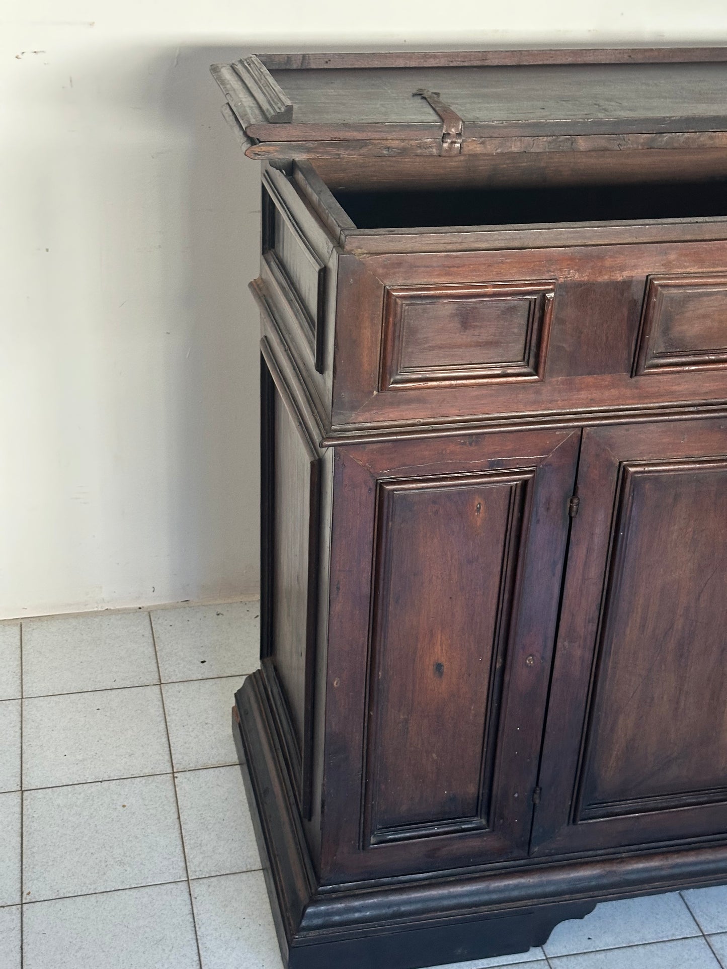 Credenza Emilia in noce fine 600