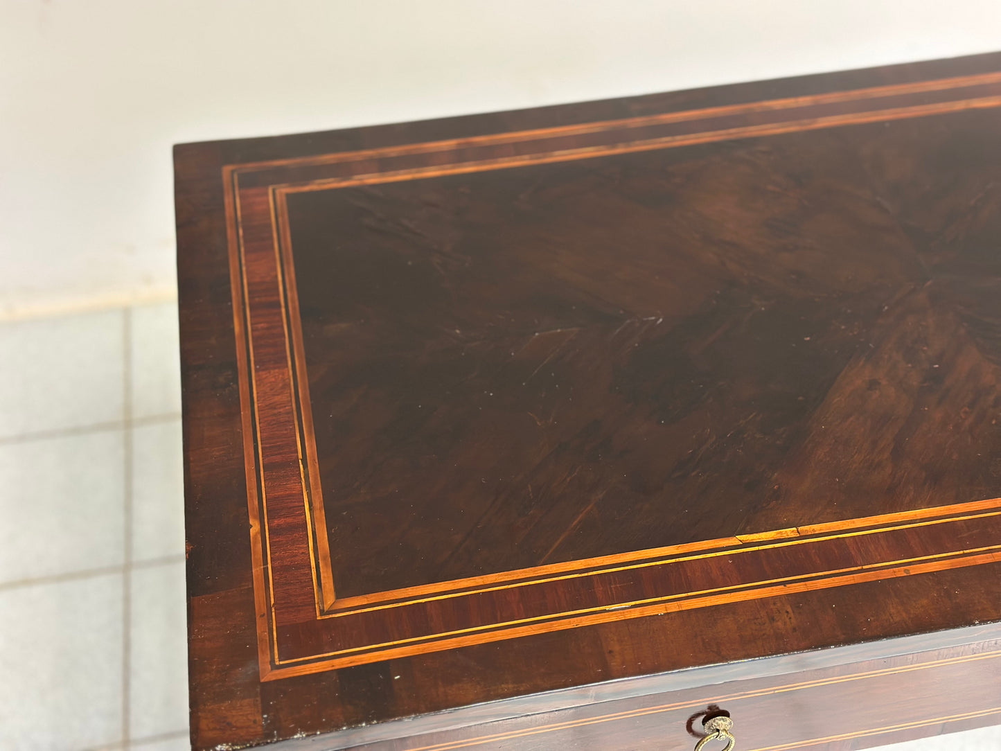 Tavolino da centro Luigi XVI . Milano fine 700