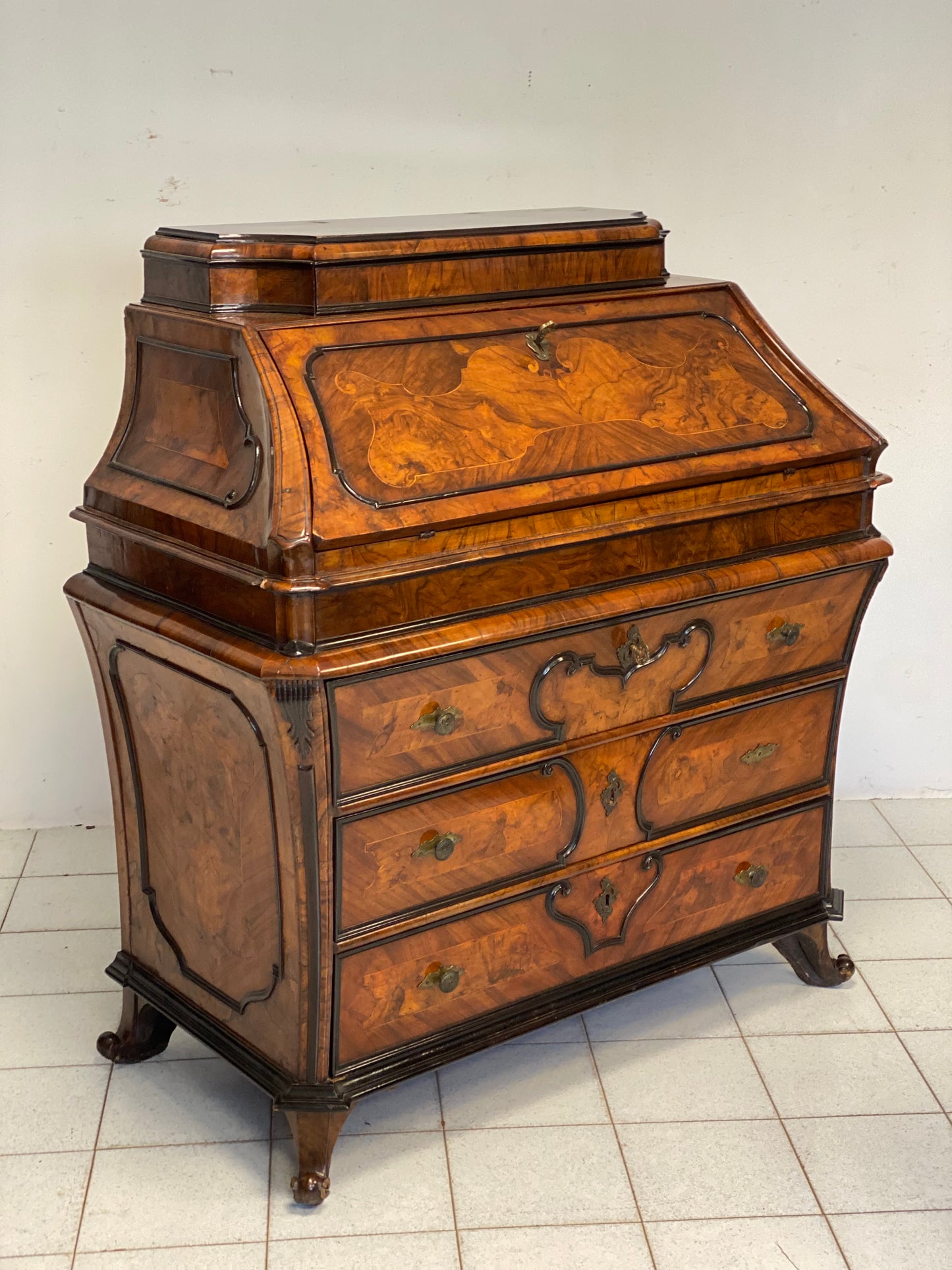 Ribalta Luigi XV lombarda a urna . Milano 1730