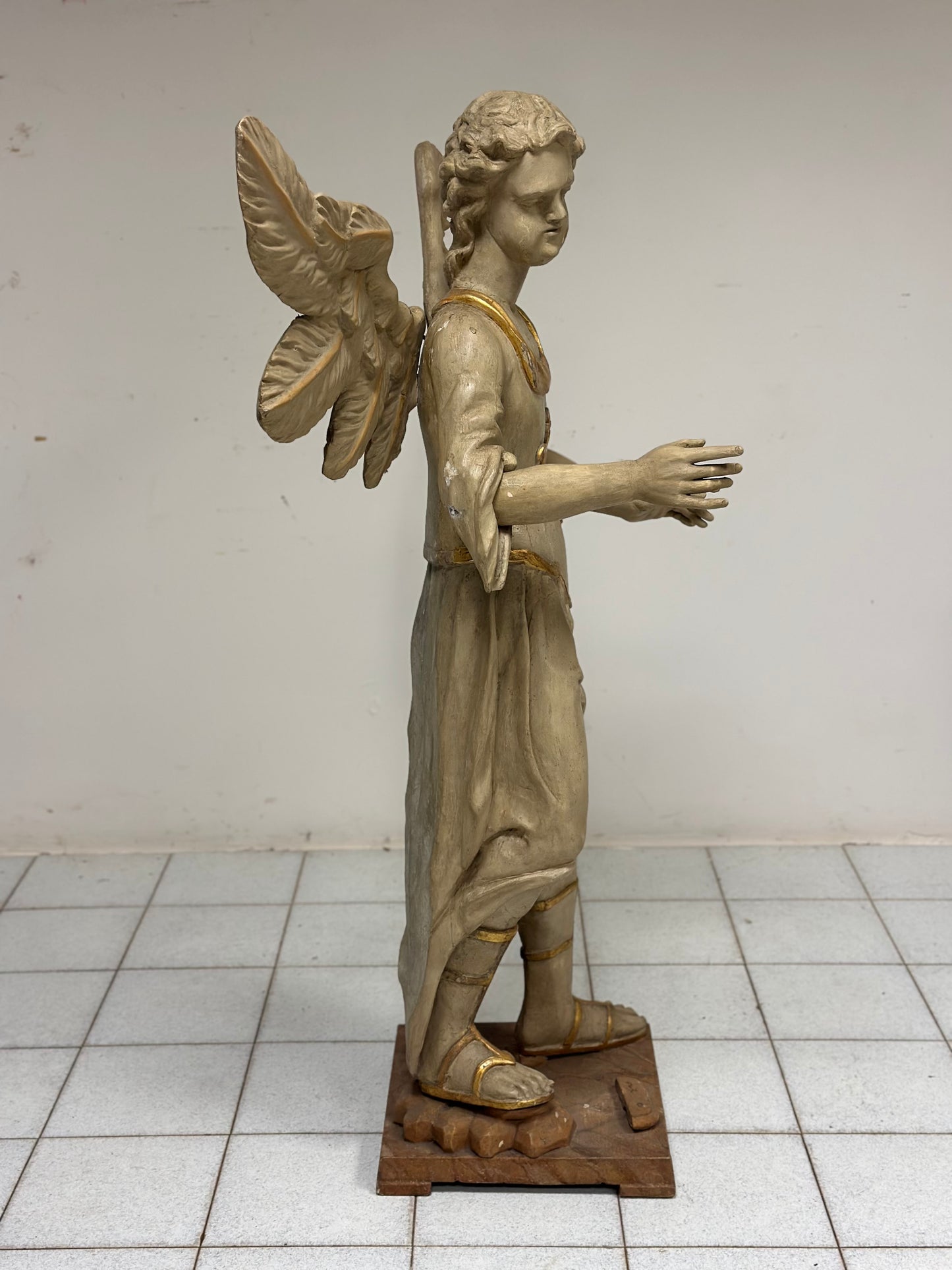 Angelo alato in legno intagliato e dorato . Siena XVIII secolo. H 136 cm