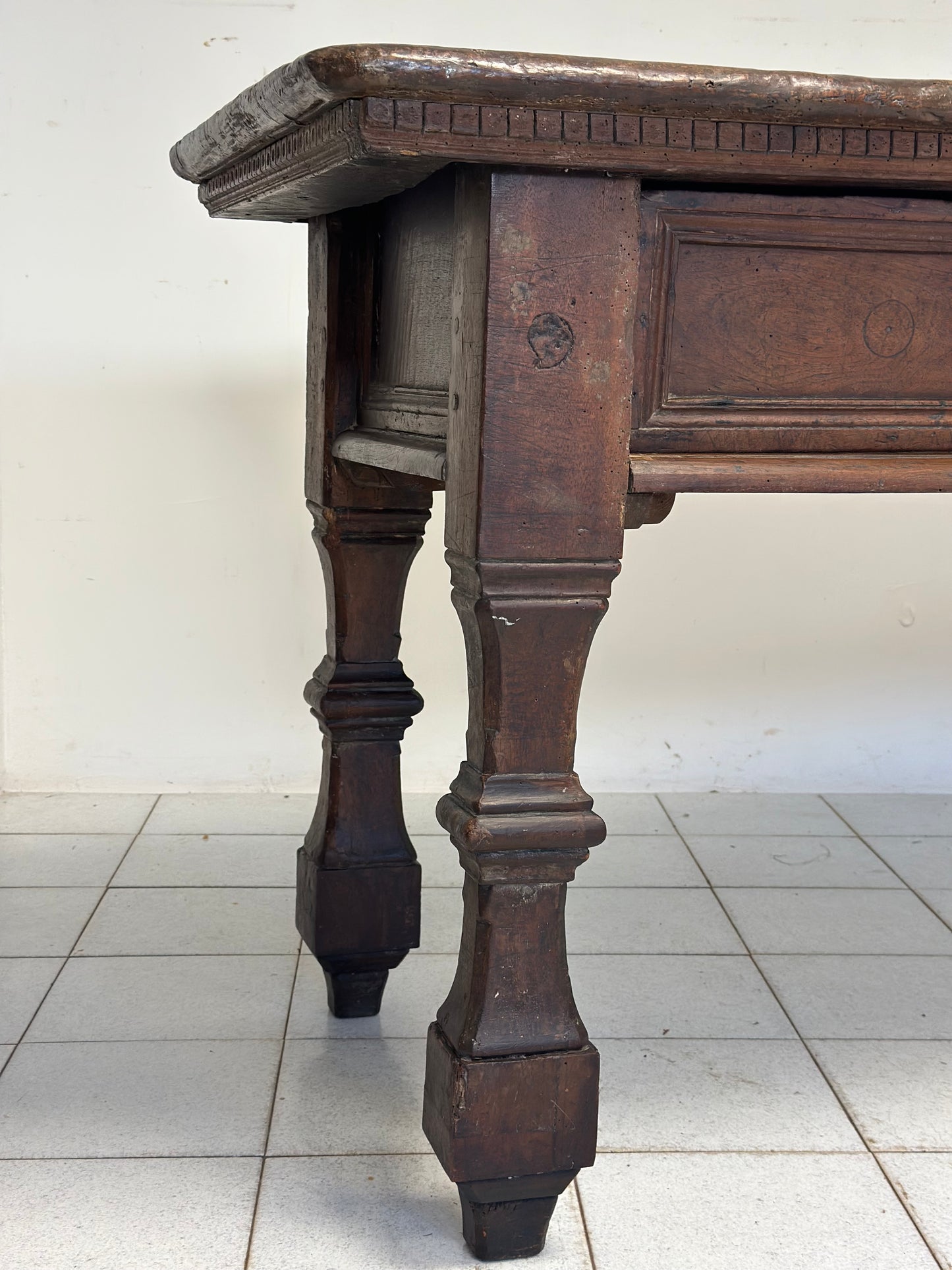 Tavolo scrittoio Luigi XIV . Lombardia inizio 600