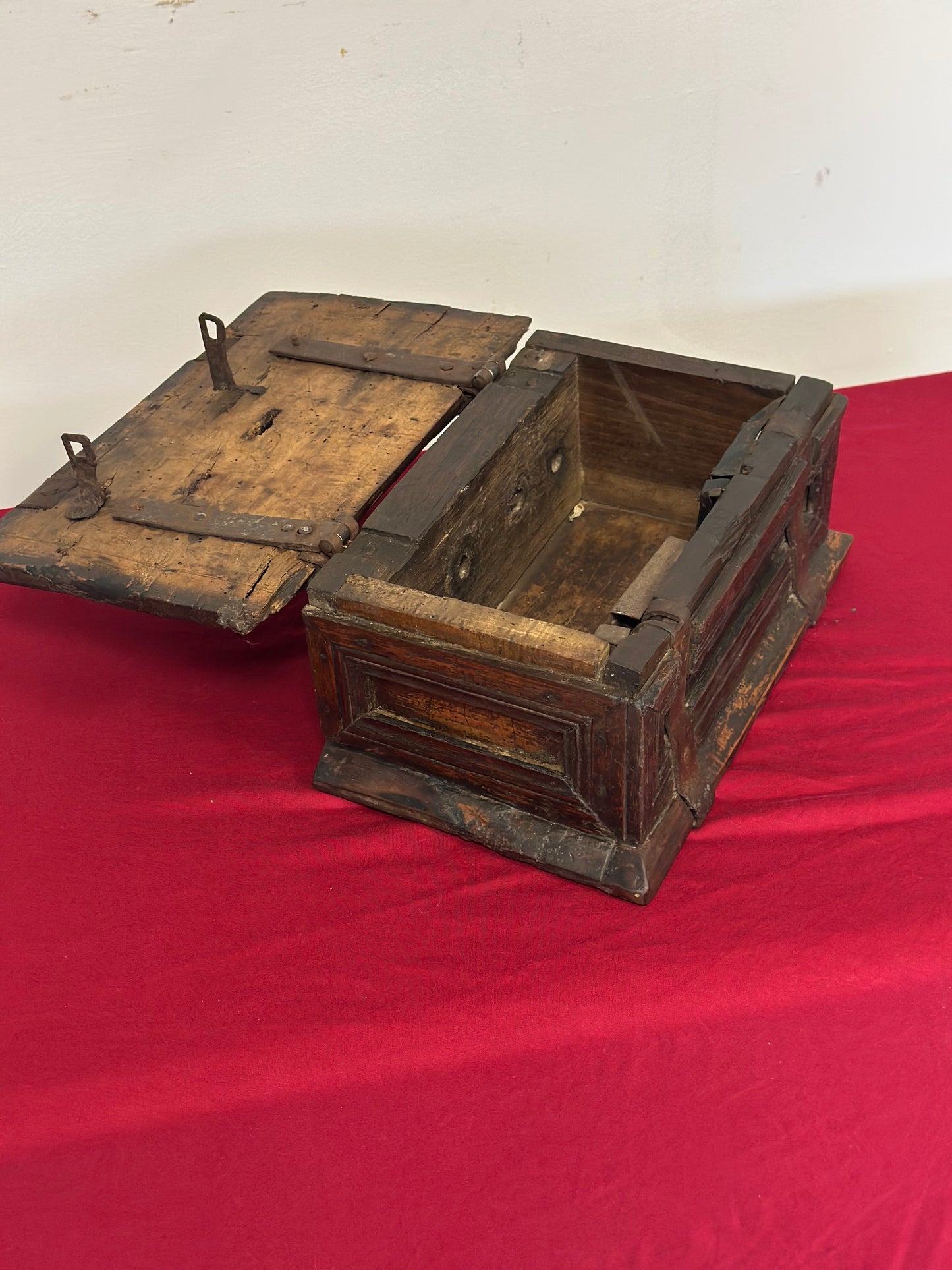 Elemosiniere in legno e ferro . XVI secolo