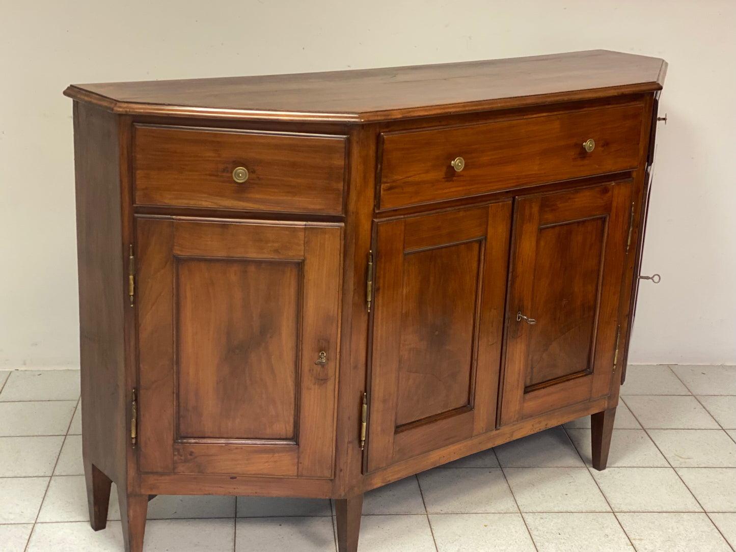 Credenza scantonata in ciliegio inizio XIX secolo .restaurata