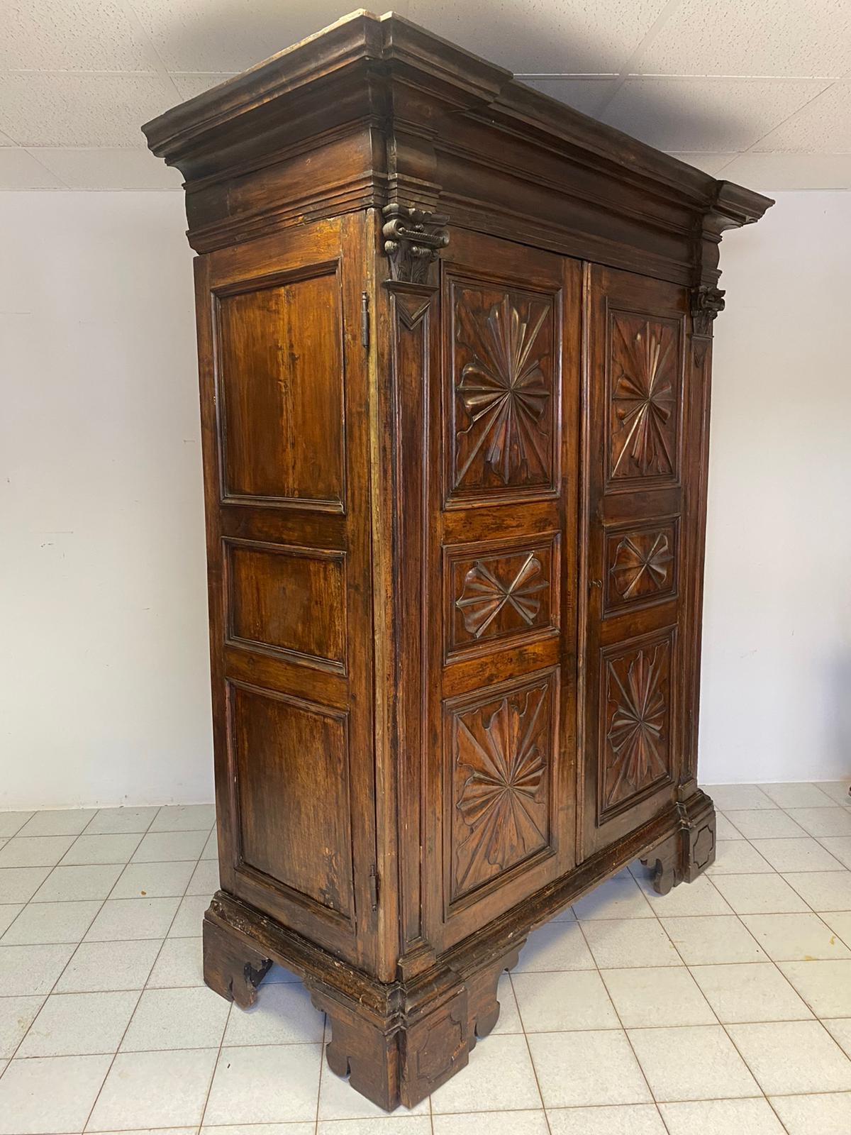 Armadio scolpito Luigi XIV . Genova prima metà 600
