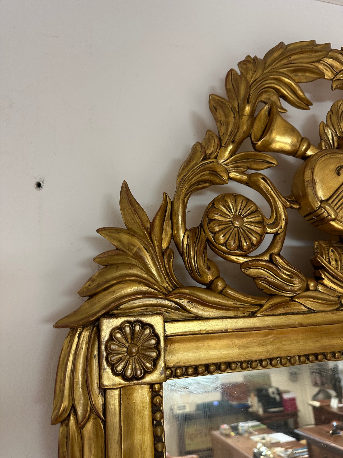 Specchiera in legno intagliato e dorato a foglia. Toscana epoca impero prima metà 800
