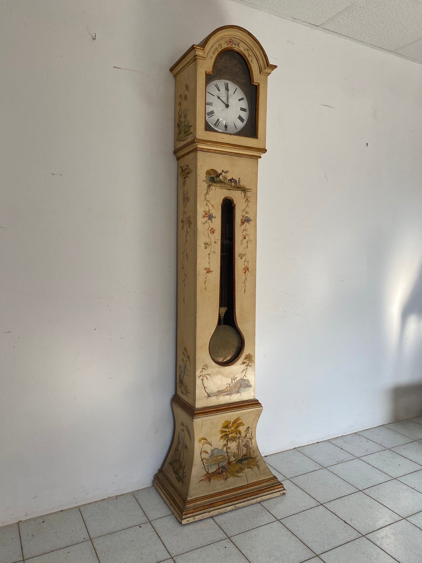 Orologio a pendolo da terra laccato e dipinto . XIX secolo