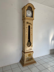 Orologio a pendolo da terra laccato e dipinto . XIX secolo