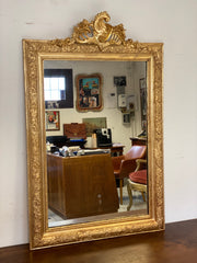 Specchiera lombarda dorata e intagliata con cimasa traforata. XIX secolo