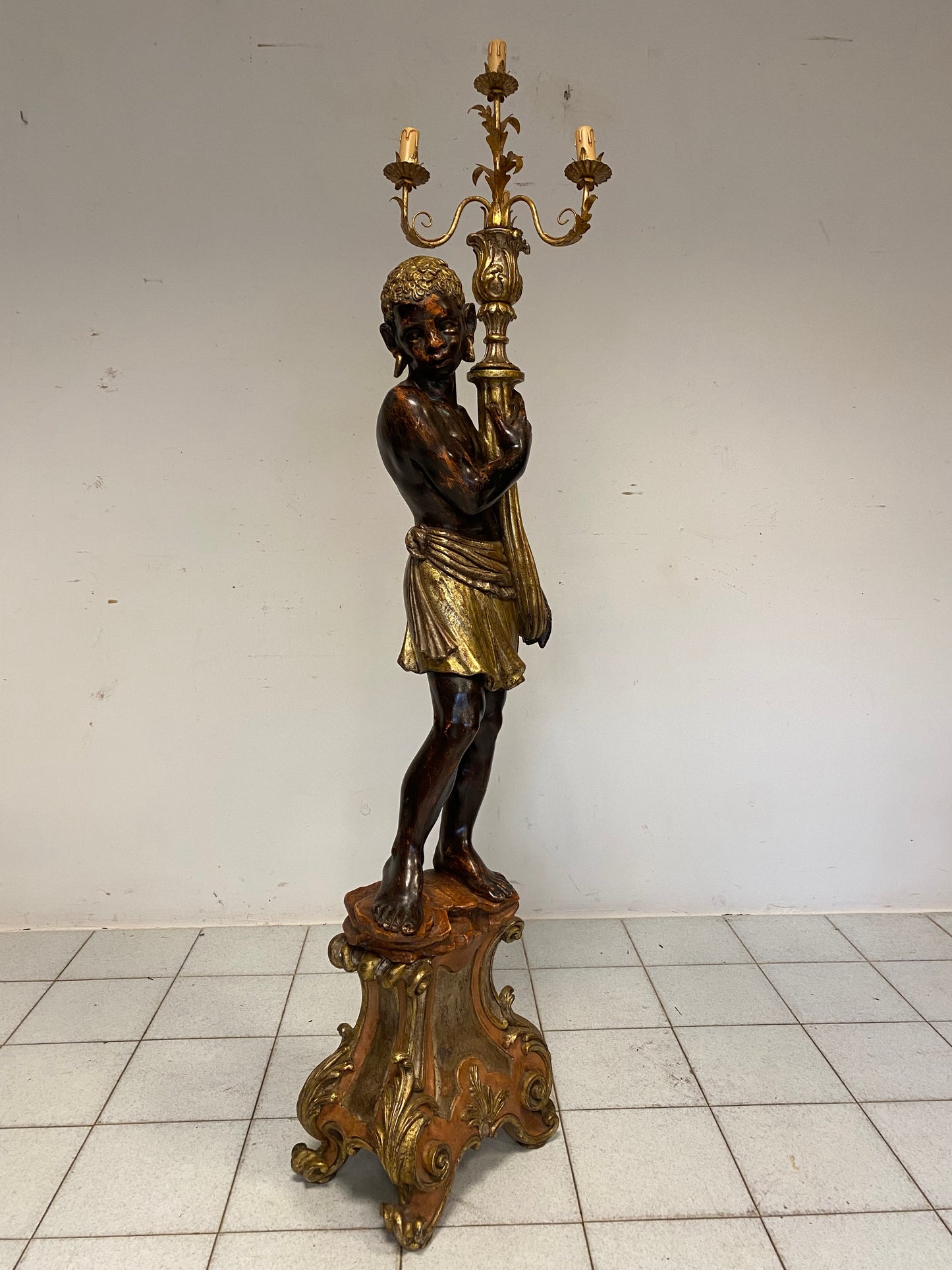 Moro di Venezia scultura in legno scolpito laccato dipinto e dorato epoca 800 . H 175 cm