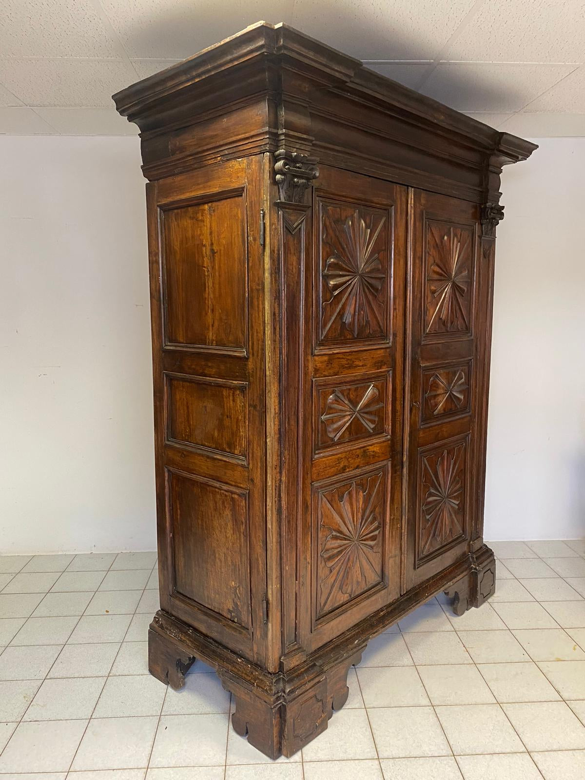 Armadio scolpito Luigi XIV . Genova prima metà 600