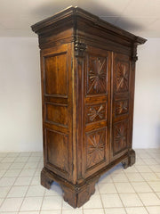 Armadio scolpito Luigi XIV . Genova prima metà 600