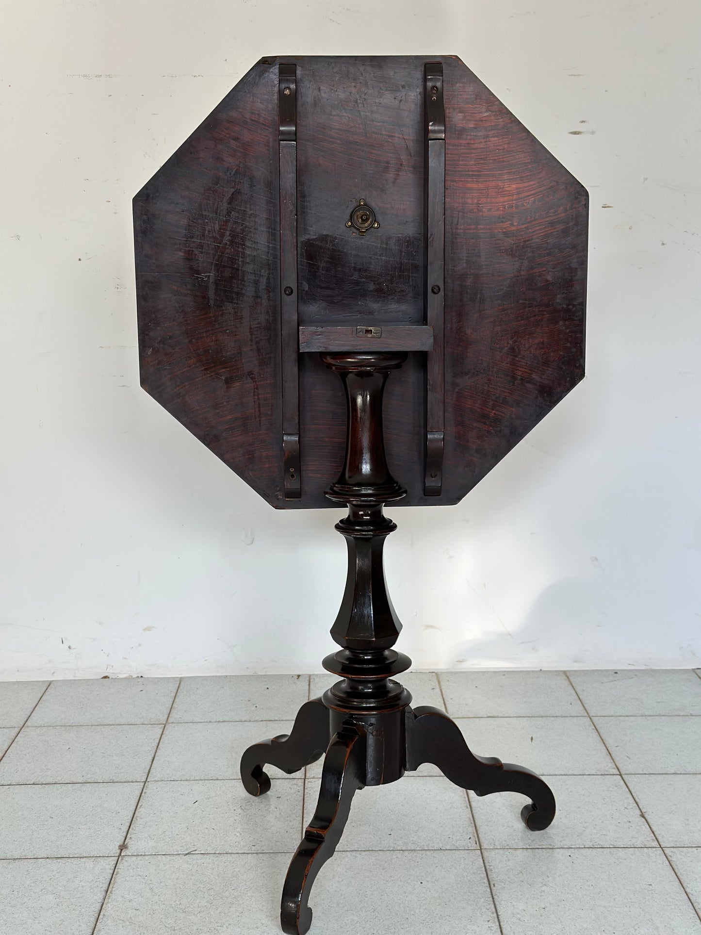 Tavolino ottagonale a vela . Milano prima metà 800. Restaurato