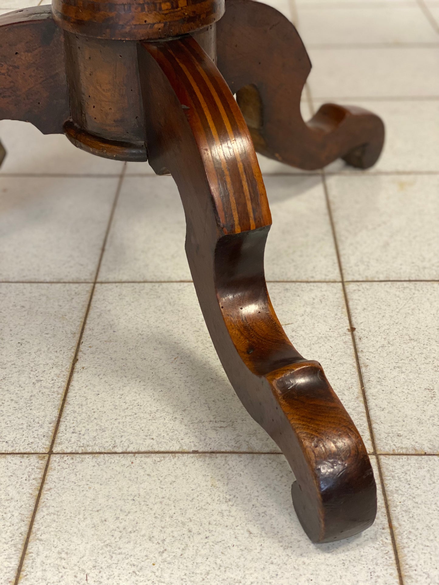 Tavolo intarsiato di Rolo . Diametro 90 cm XIX secolo