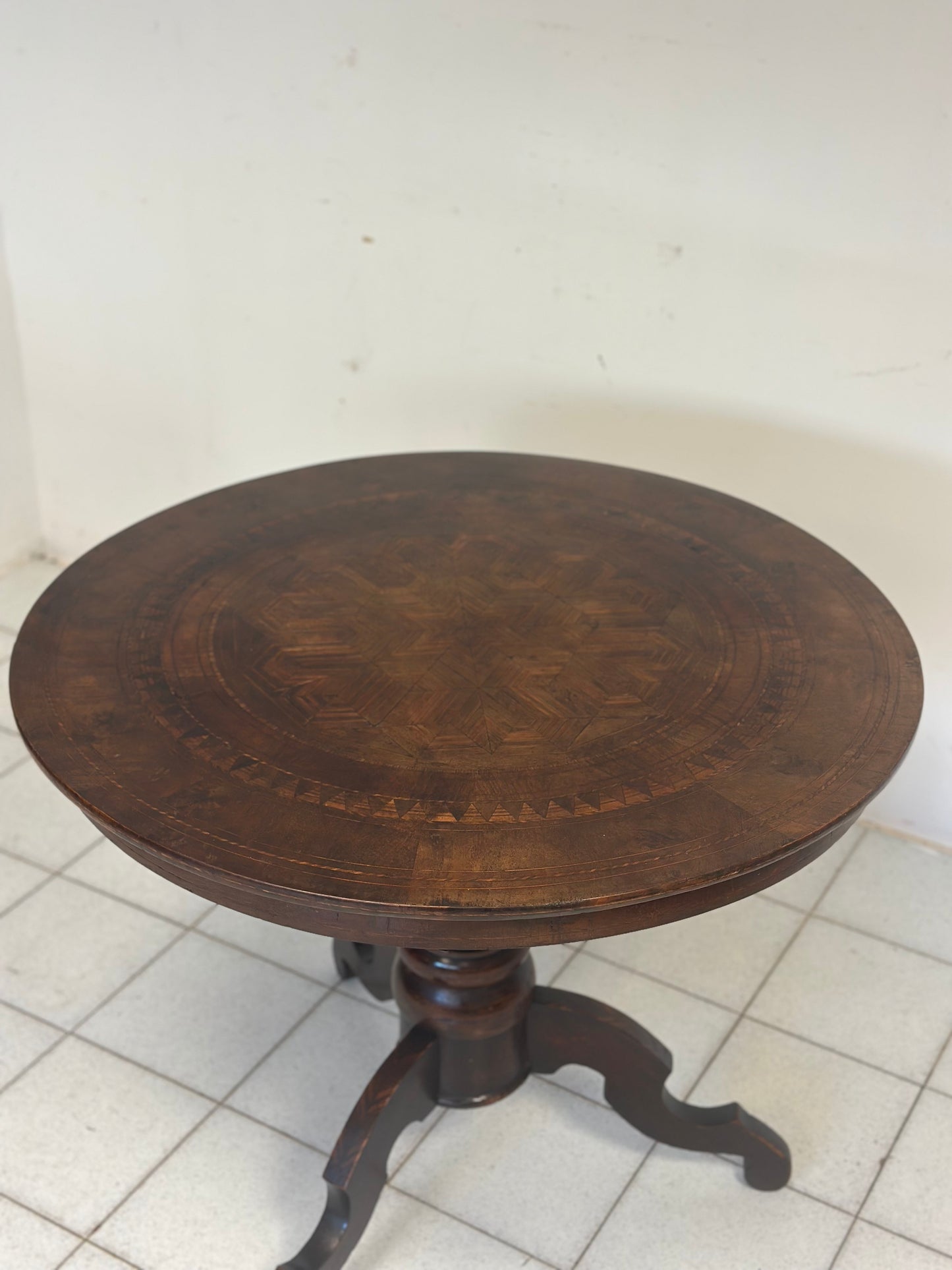Tavolino-Rolino intarsiato rotondo seconda metà 1800