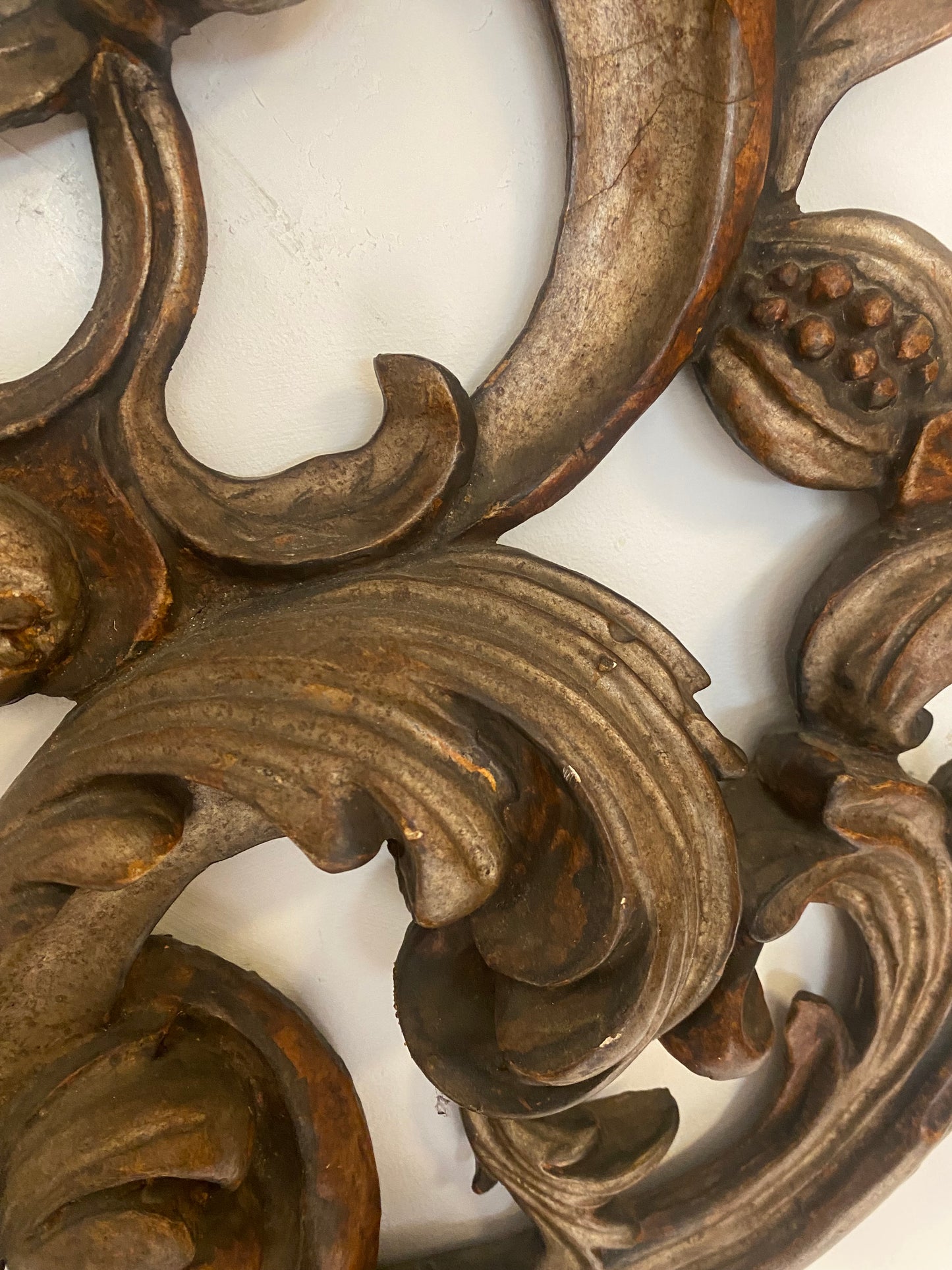 Candeliere applique da muro in legno intagliato e argentato . Metà 800