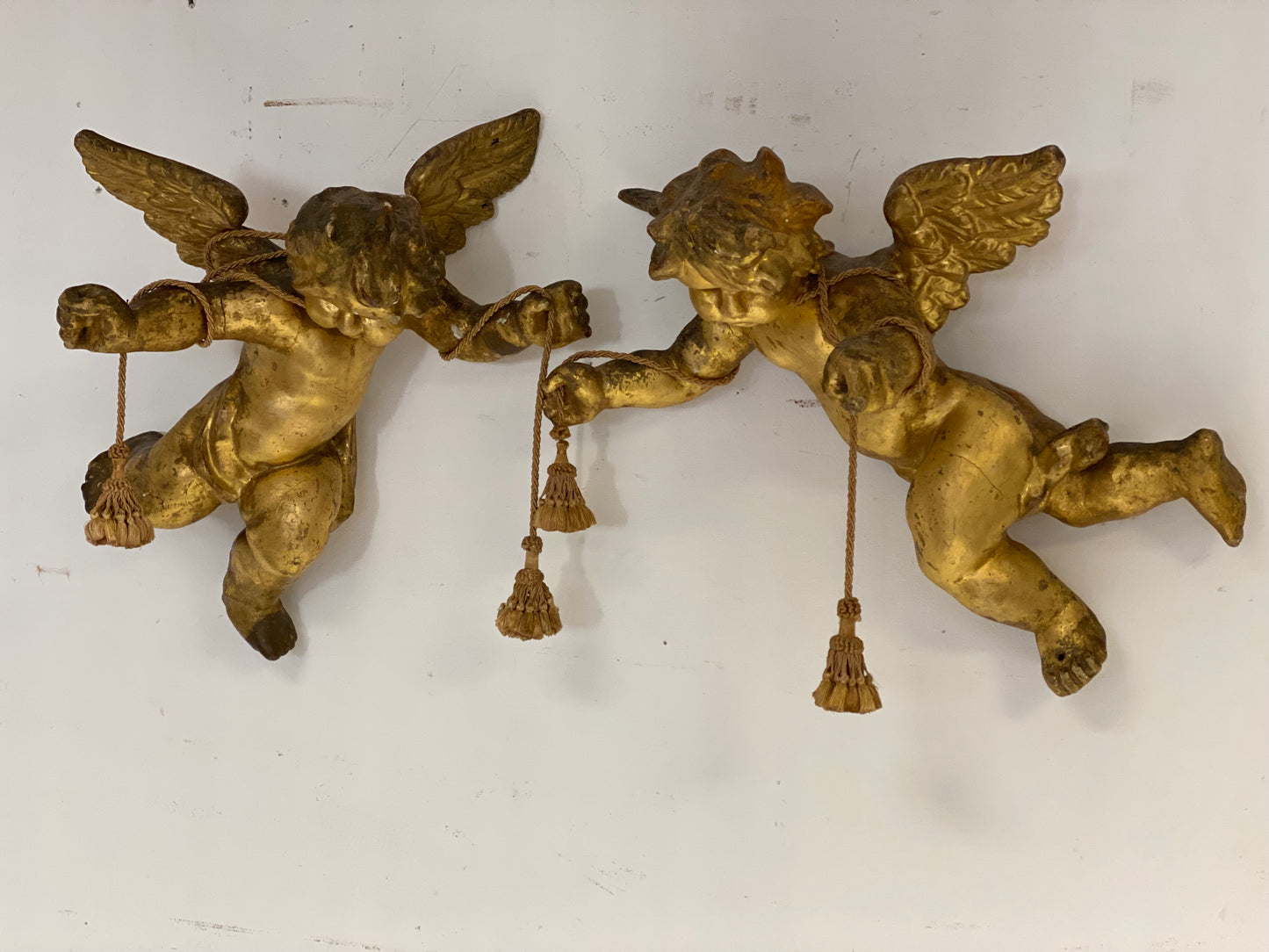 Coppia di angeli lignei alati e dorati . Roma fine 500