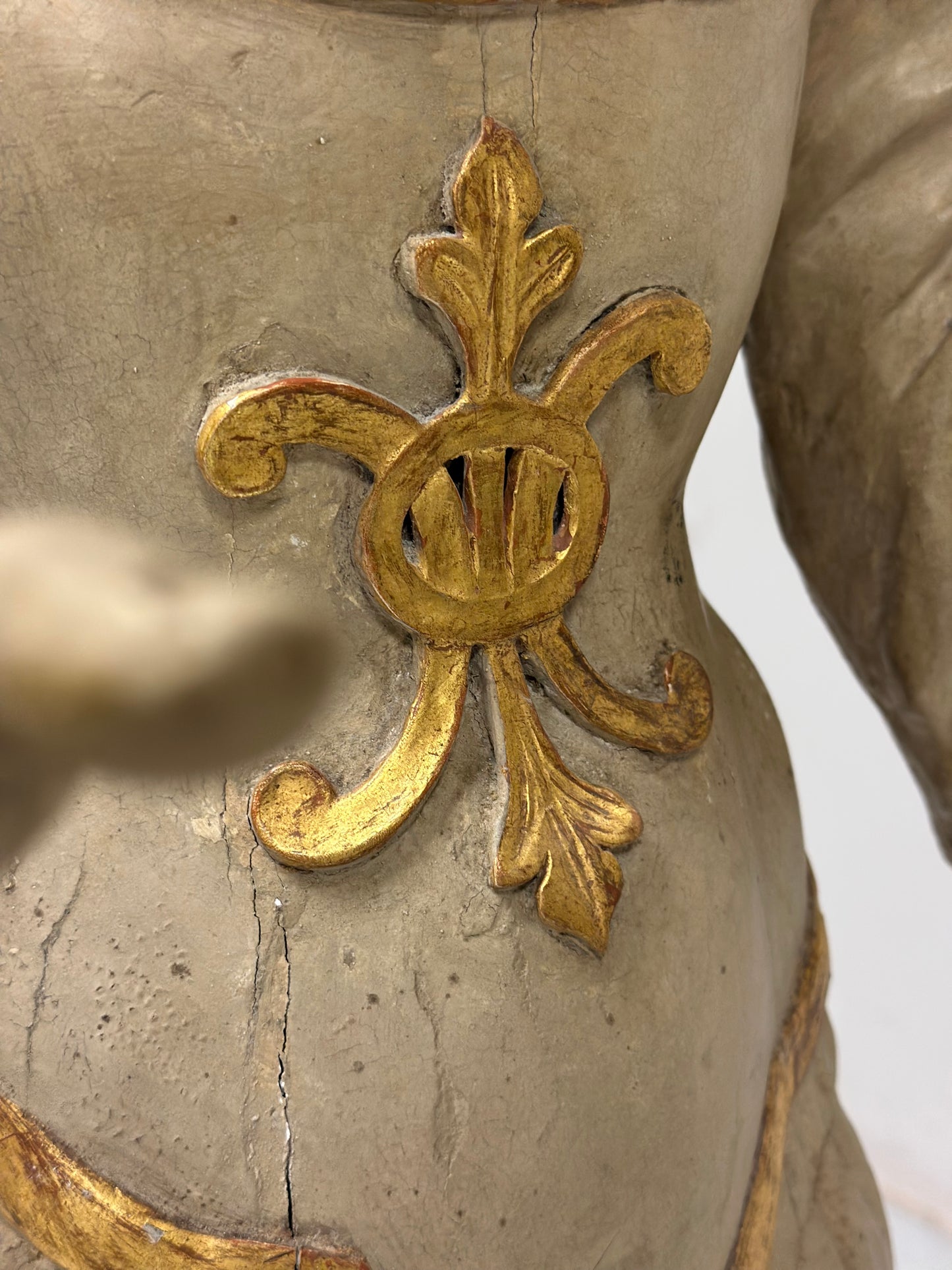Angelo alato in legno intagliato e dorato . Siena XVIII secolo. H 136 cm