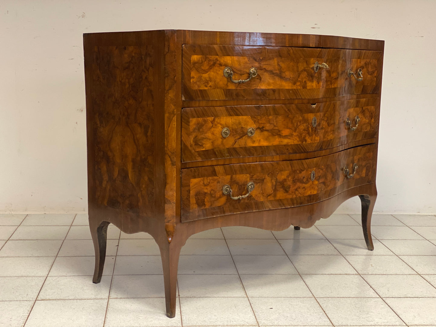 Cassettone bombato a balestra Luigi XV . Venezia 1740