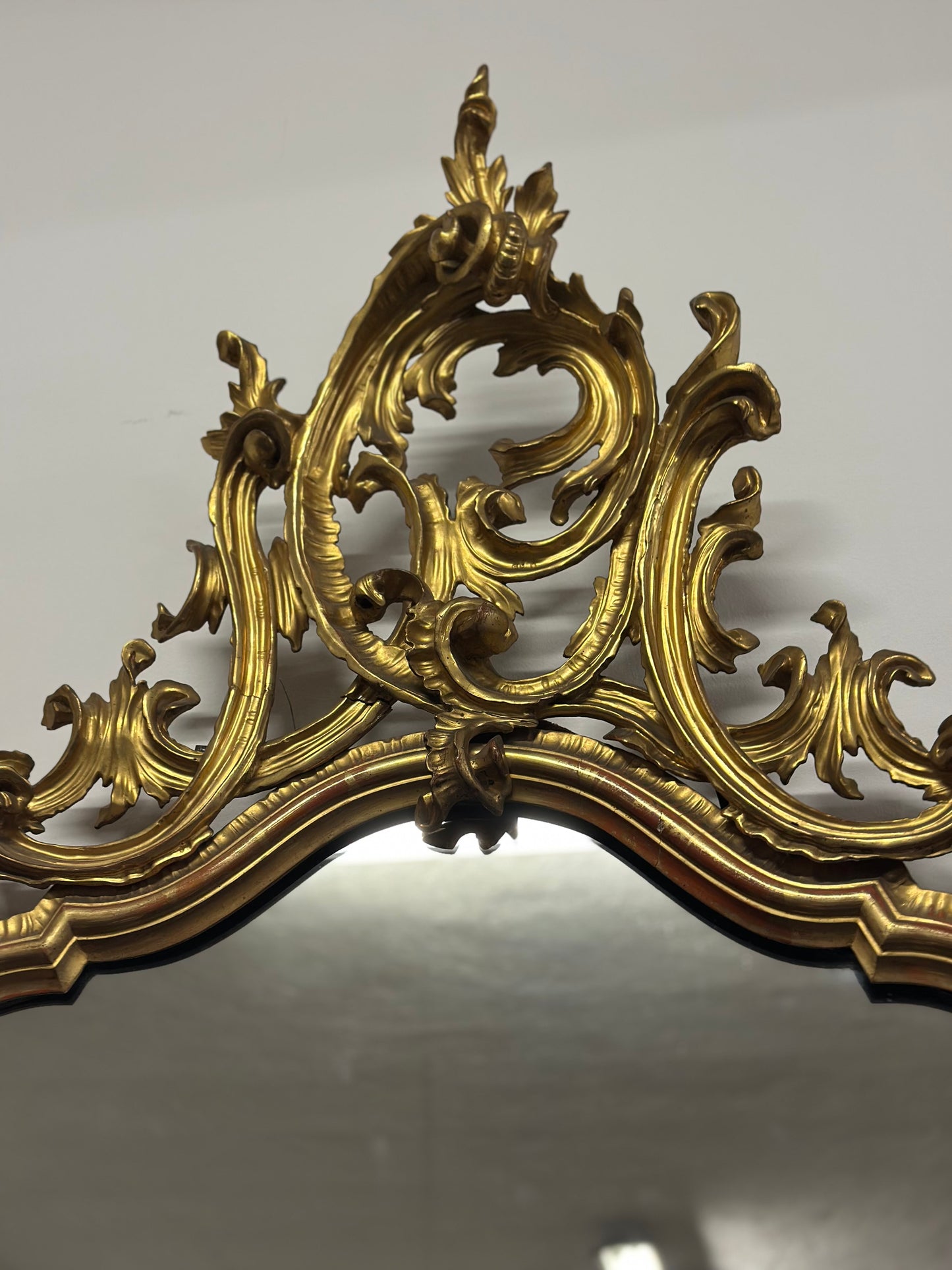Specchiera in legno intagliato e dorato a foglia. Venezia primissimi 800. 208 x 122.