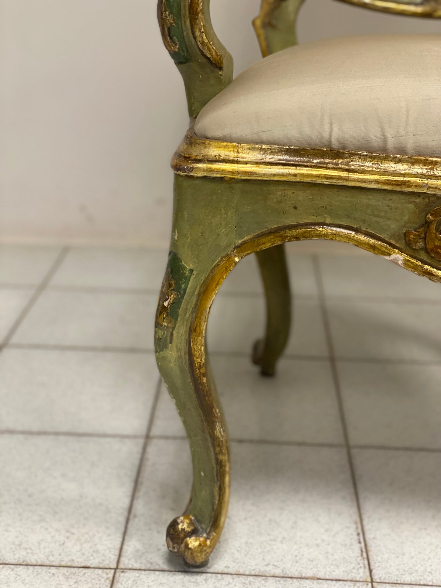 Poltrona Luigi XV in legno intagliato laccato dorato . Marche primi 700