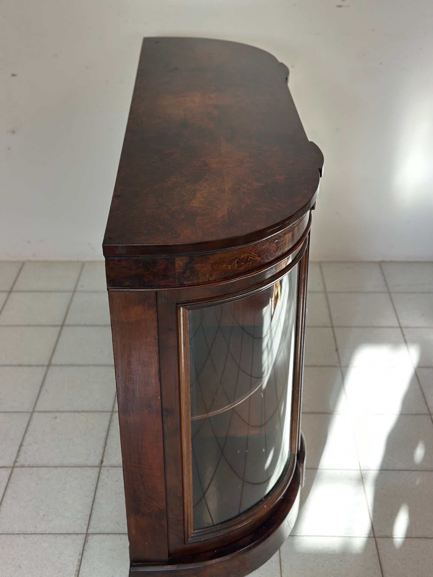 Servante vittoriana radica di noce . XIX secolo