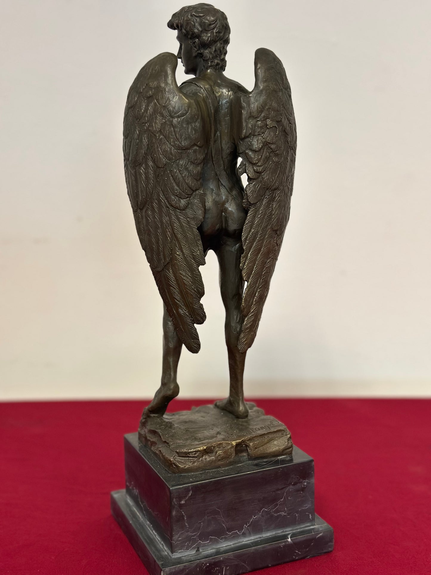 Scultura in bronzo su base in marmo . XX secolo