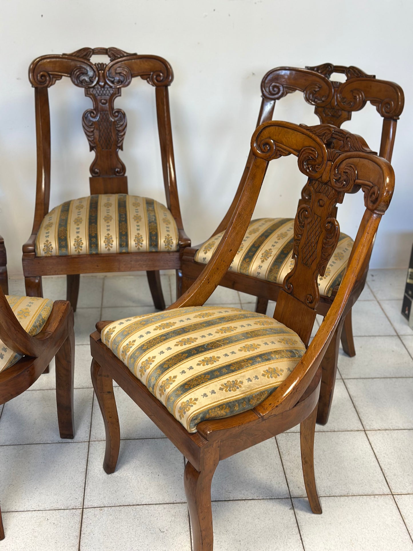 Gruppo di sette sedie a gondola Carlo X lombarde. Primo 800