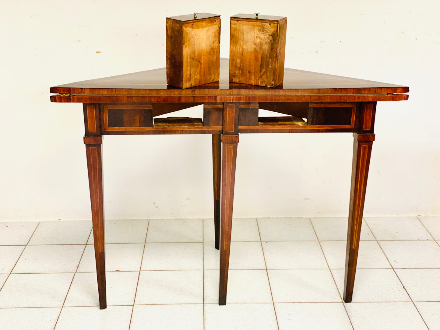 Tavolino da gioco luigi xvi . Genova fine 700.