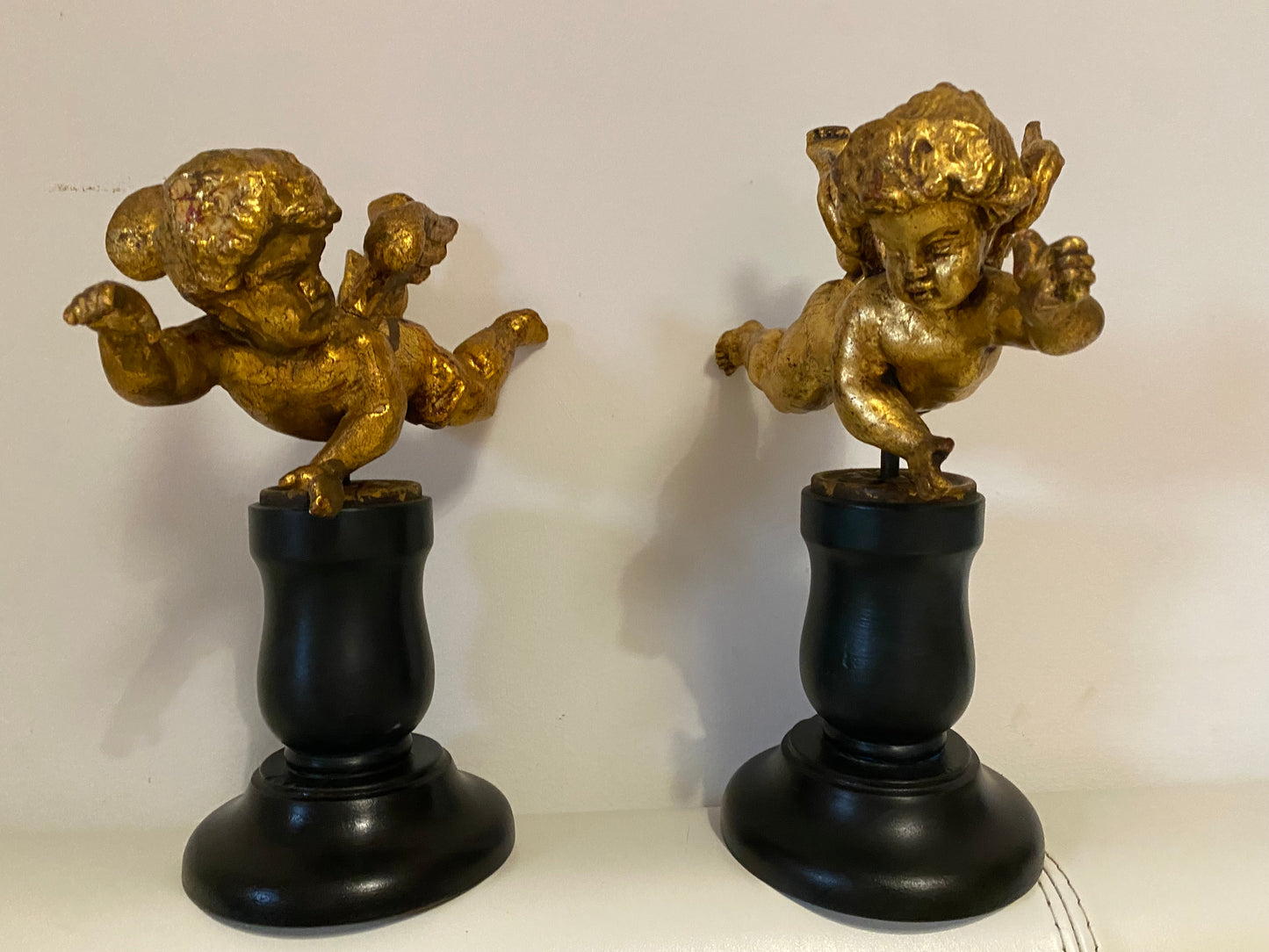 Coppia di angeli lignei in foglia oro . Fine XVIII secolo