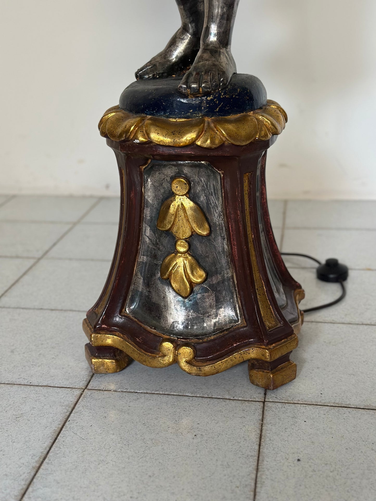 Lampada da terra. Moro di Venezia legno scolpito laccato dorato XX secolo