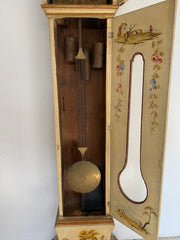 Orologio a pendolo da terra laccato e dipinto . XIX secolo