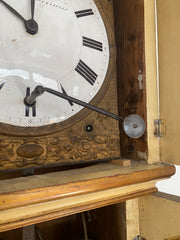 Orologio a pendolo da terra laccato e dipinto . XIX secolo