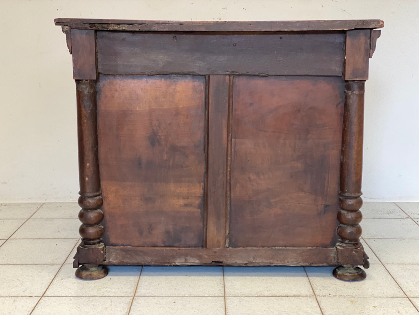Piccola credenza in noce lombarda . XVII secolo