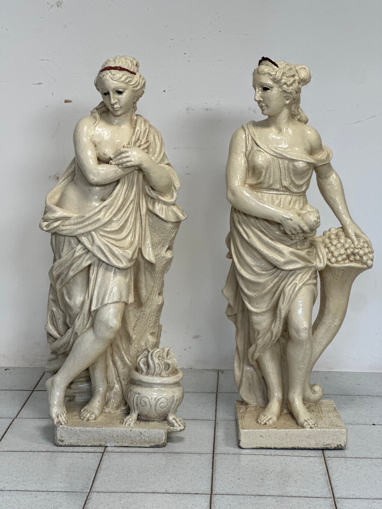 Coppia di statue in graniglia di pietra. Epoca primi 900. H 94 cm