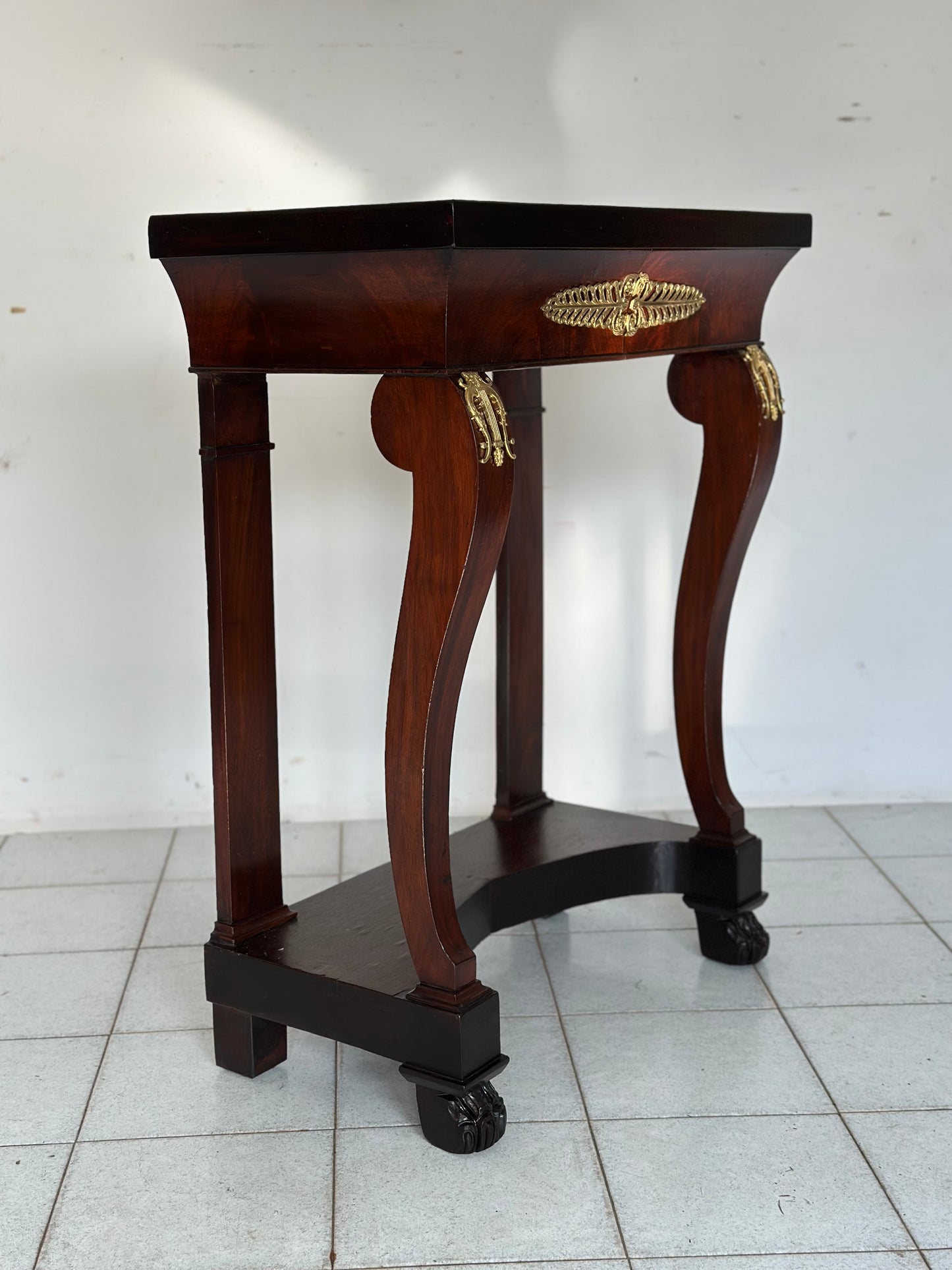 Piccola Consolle impero in mogano con fregi in bronzo dorato . Primi 800 restaurata