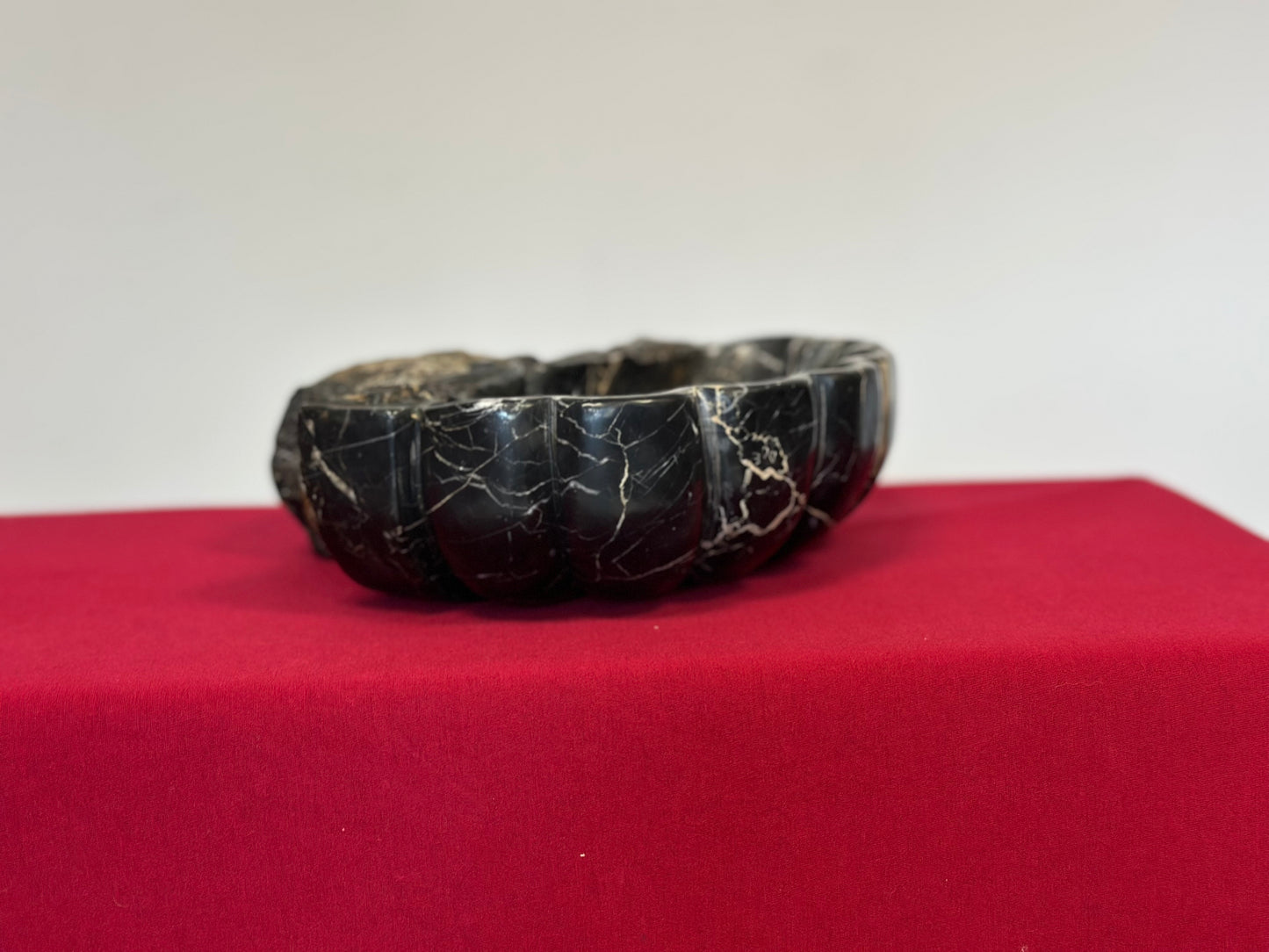 Acquasantiera in marmo nero del Belgio. XIX secolo