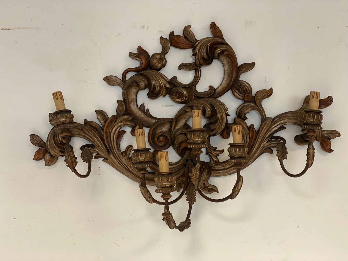 Candeliere applique da muro in legno intagliato e argentato . Metà 800